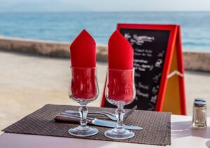 Un piatto gourmet servito in un elegante ristorante durante un viaggio.