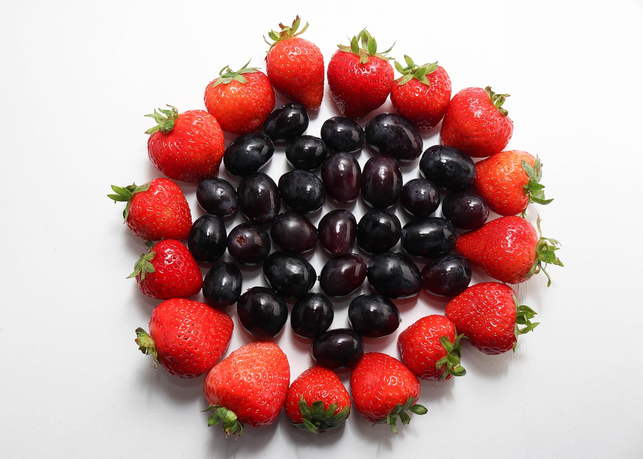 Frutta mista su un tavolo, simbolo di una dieta sana ma con avvertenze su eccessi alimentari.