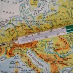 Viaggiatore consulta un medico per informazioni su salute e vaccini prima di partire.