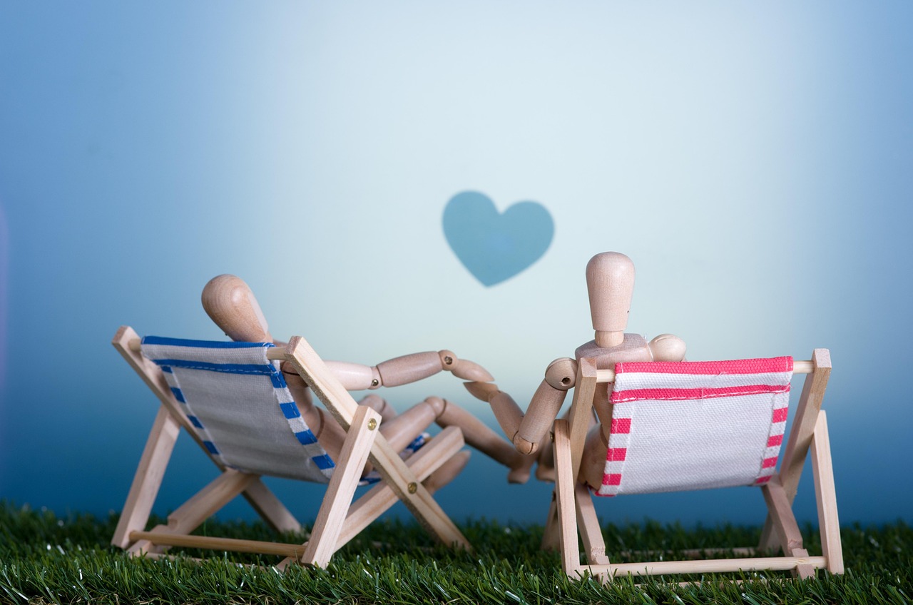 Due cuori intrecciati su uno sfondo romantico, simbolo di nuove possibilità amorose per i single.