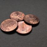 Moneta antica con dettagli visibili, simboli e incisoni per valutare il suo valore.