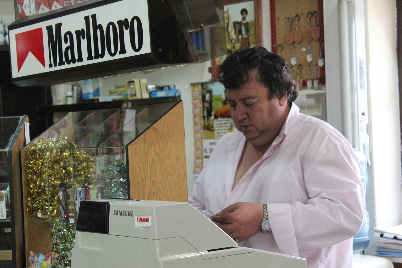 Immagine di un tabaccaio che mostra biglietti Gratta e Vinci con un sorriso soddisfatto.