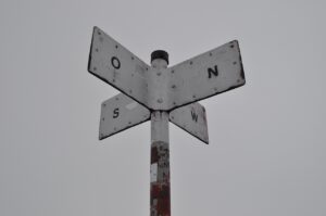 Segni zodiacali in un cielo stellato, simbolizzando un cambiamento radicale in arrivo.