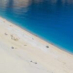 Spiaggia sabbiosa con acque cristalline, rappresentativa delle migliori spiagge d'Europa.