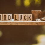 Immagine di segni zodiacali con simboli e caratteristiche dei segni più fortunati del mese.