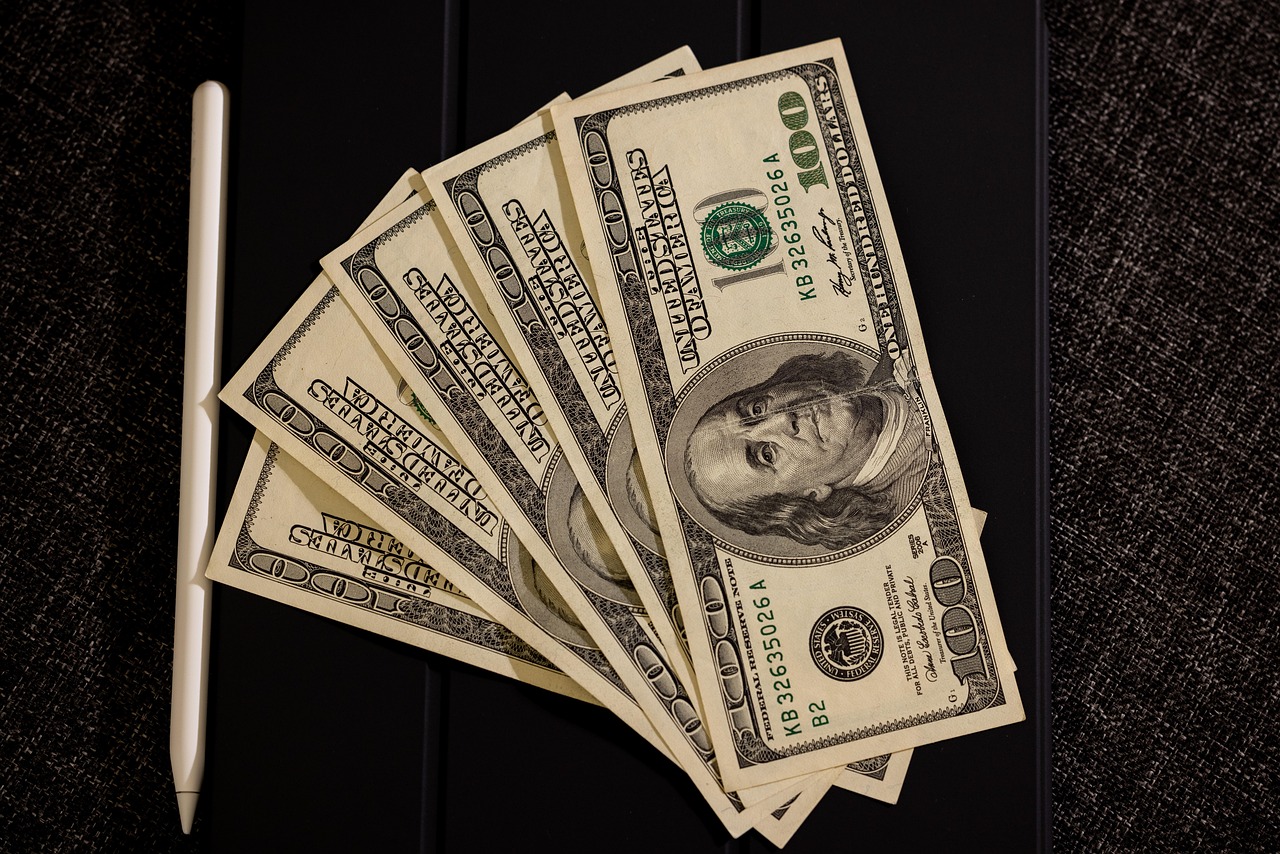 Uomo sorridente riceve un bonifico sul conto, rappresentando l'accredito di 3600€ della Legge 104.