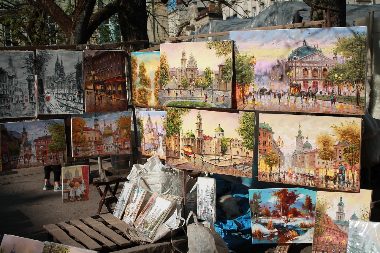 Esplorare una città d'arte con mappa e zaino, simbolo di viaggi economici e avventure culturali.