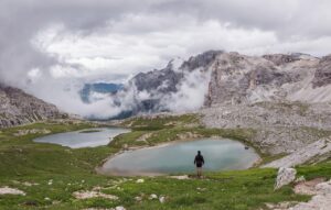 Escursionisti che camminano su un sentiero panoramico in Italia, circondati da paesaggi mozzafiato.
