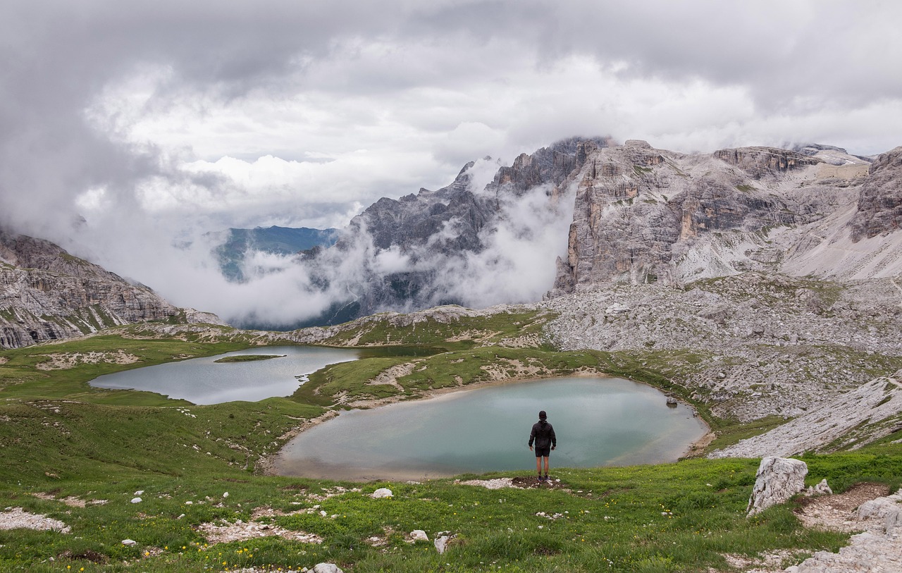 Escursionisti che camminano su un sentiero panoramico in Italia, circondati da paesaggi mozzafiato.