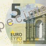 Banconota da 5 euro con numero seriale raro, evidenziata per il suo valore collezionistico.
