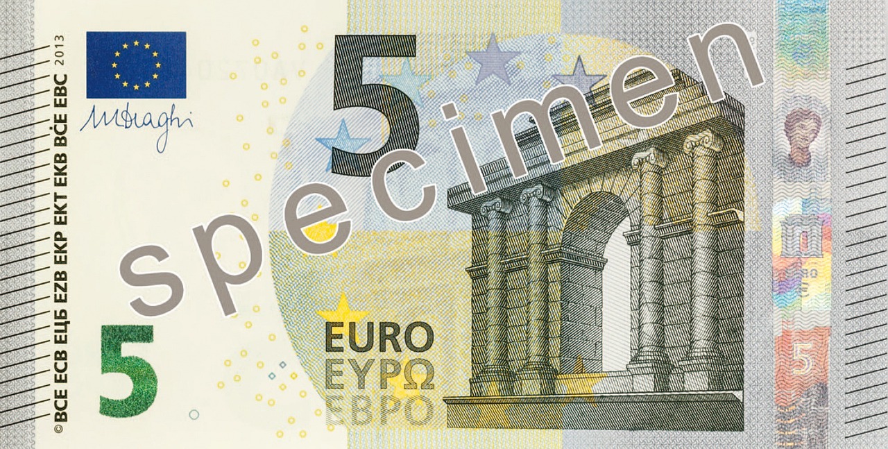 Banconota da 5 euro con numero seriale raro, evidenziata per il suo valore collezionistico.