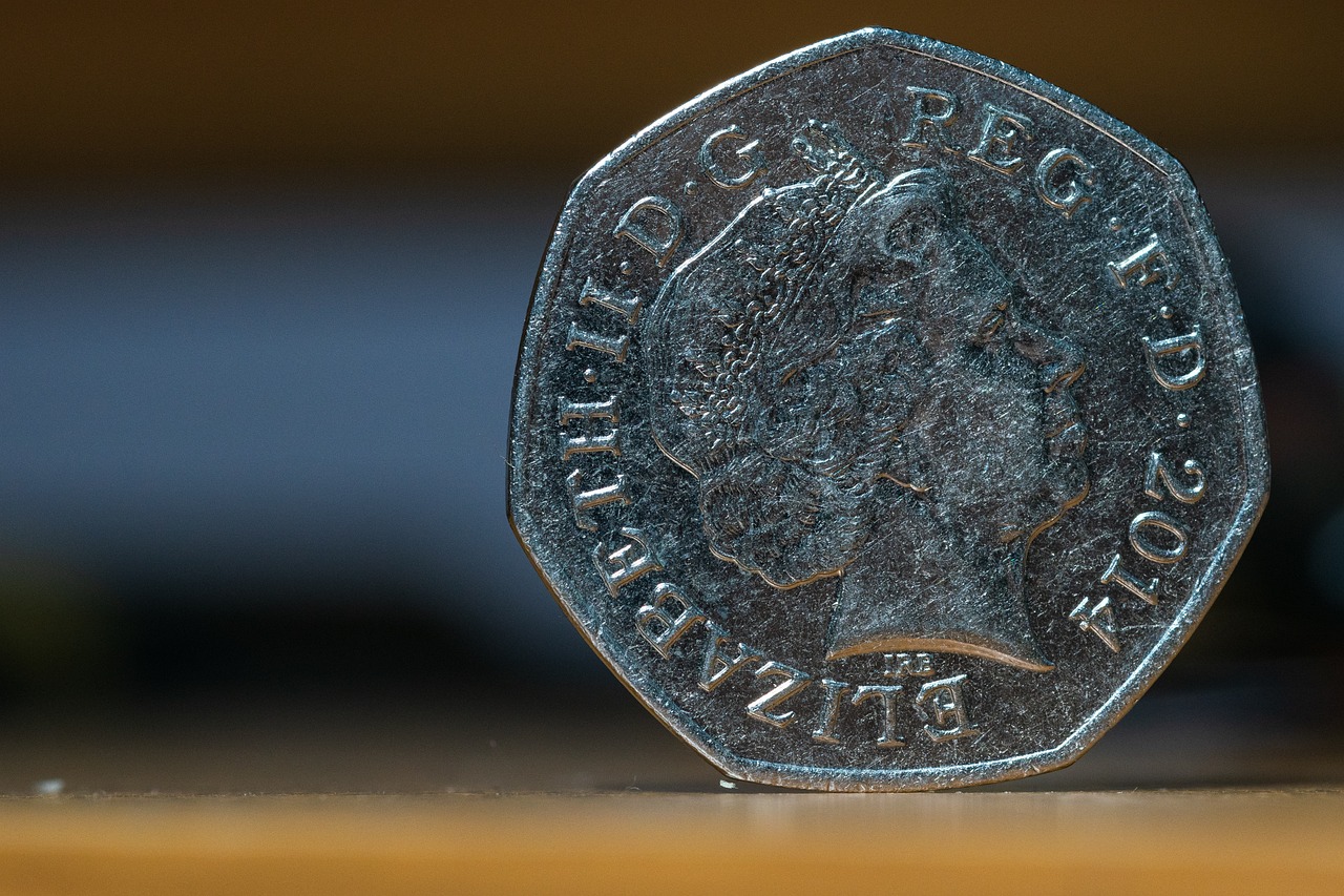 Moneta da 50 centesimi, rara e ricercata, su sfondo bianco.