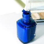 Unghie dei piedi di colore blu scuro, simbolo di possibile problema di salute.