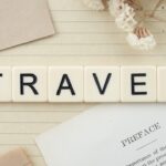 Un gruppo di viaggiatori felici in un tour economico in una località esotica nel 2026.