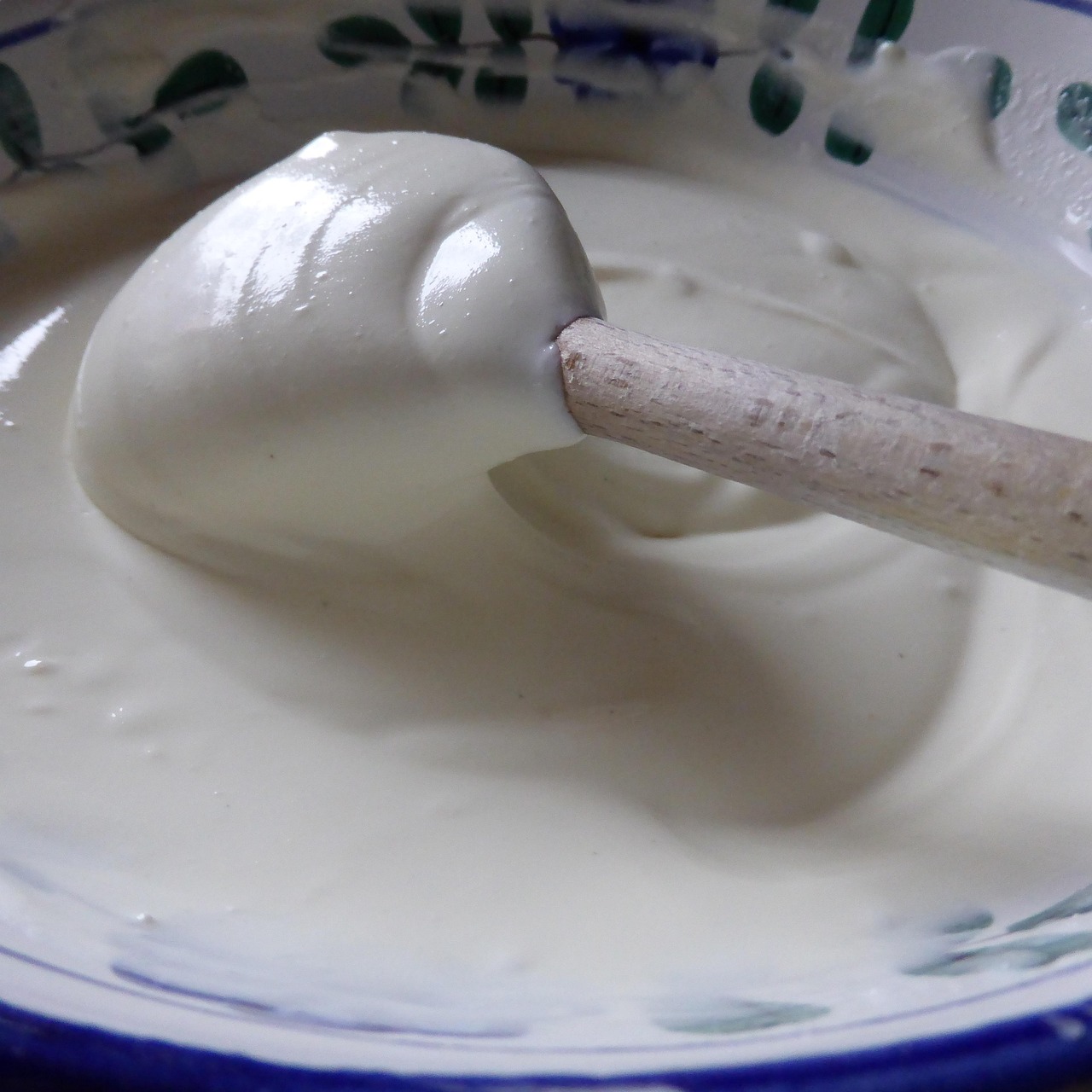 Yogurt grumoso in un contenitore, segno di possibile scadenza o cattiva conservazione.